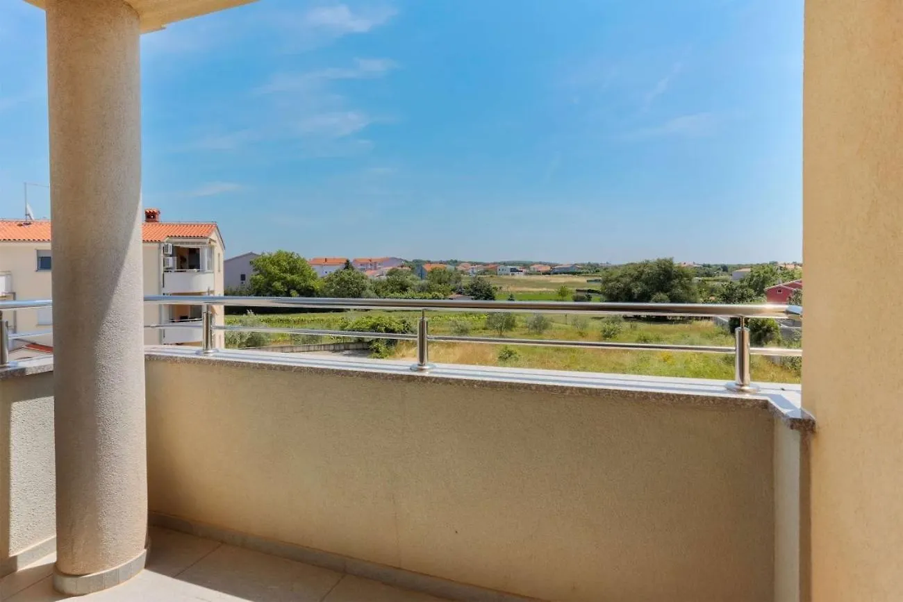 Guest house Villa Vita Apartments & Studios With Common Pool Valbandon