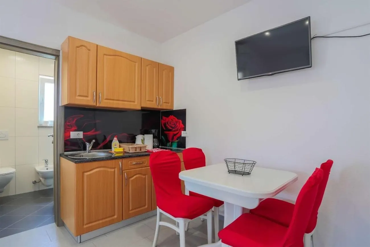 Villa Vita Apartments & Studios With Common Pool Valbandon Guest house