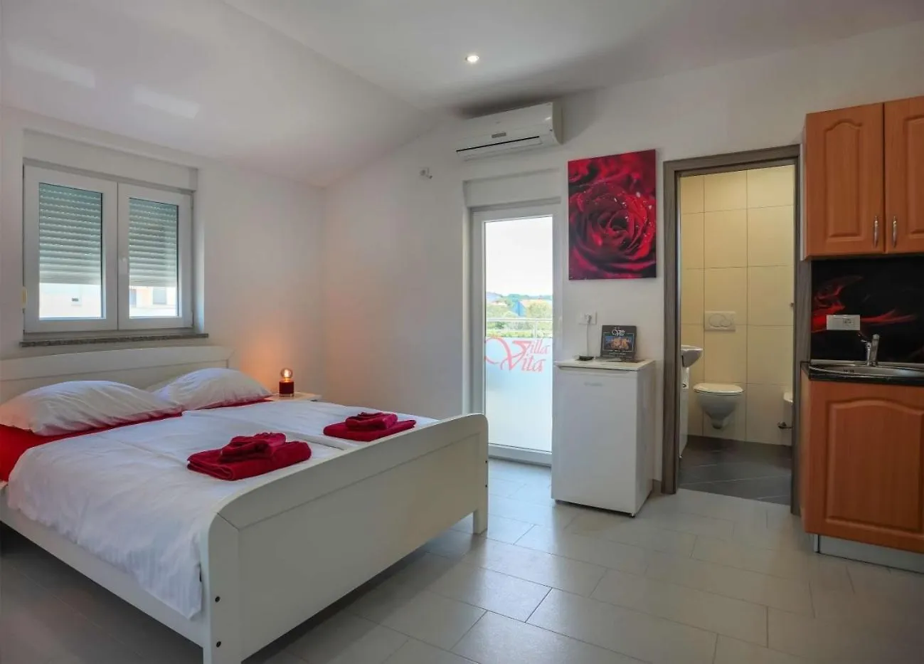 Villa Vita Apartments & Studios With Common Pool Valbandon