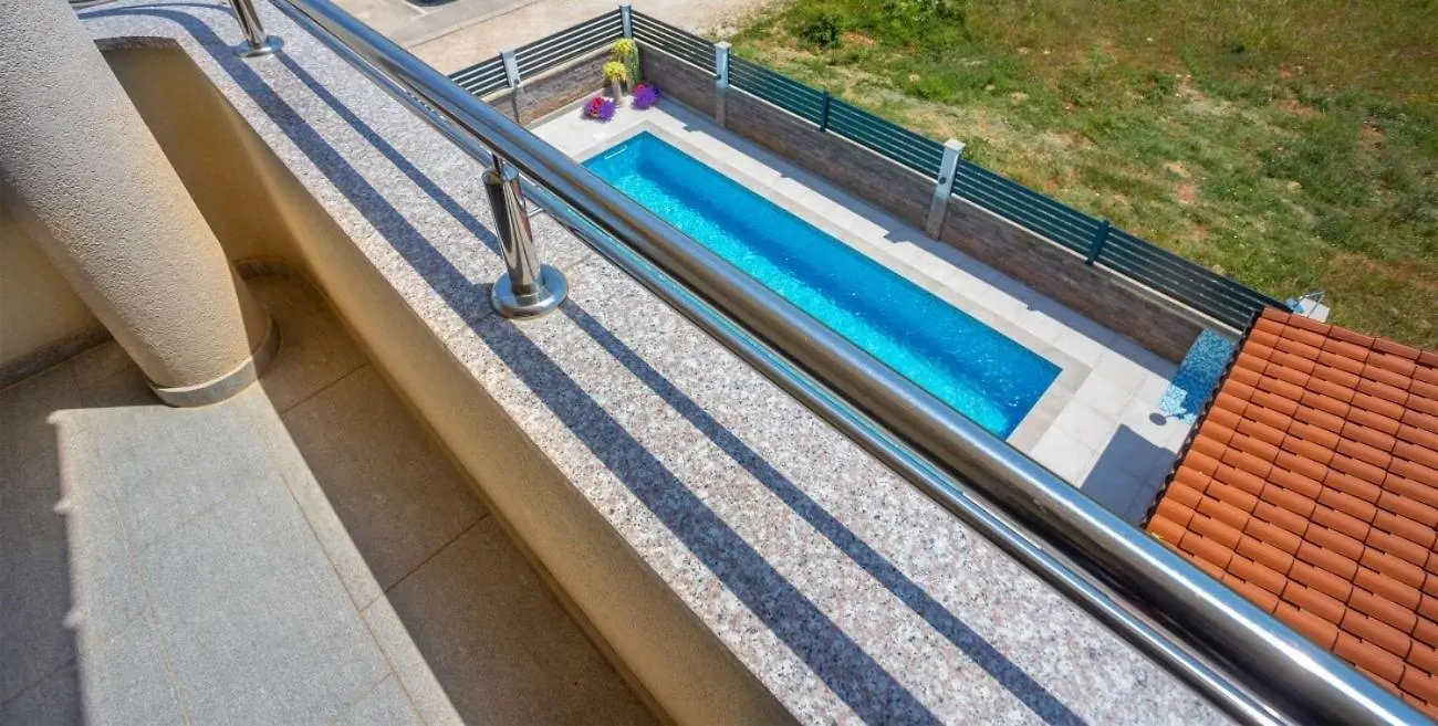 Guest house Villa Vita Apartments & Studios With Common Pool Valbandon