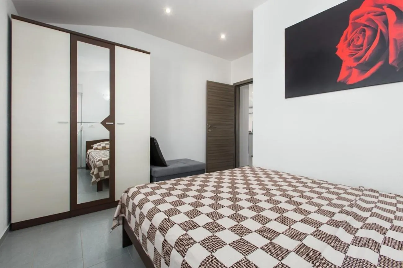 Guest house Villa Vita Apartments & Studios With Common Pool Valbandon