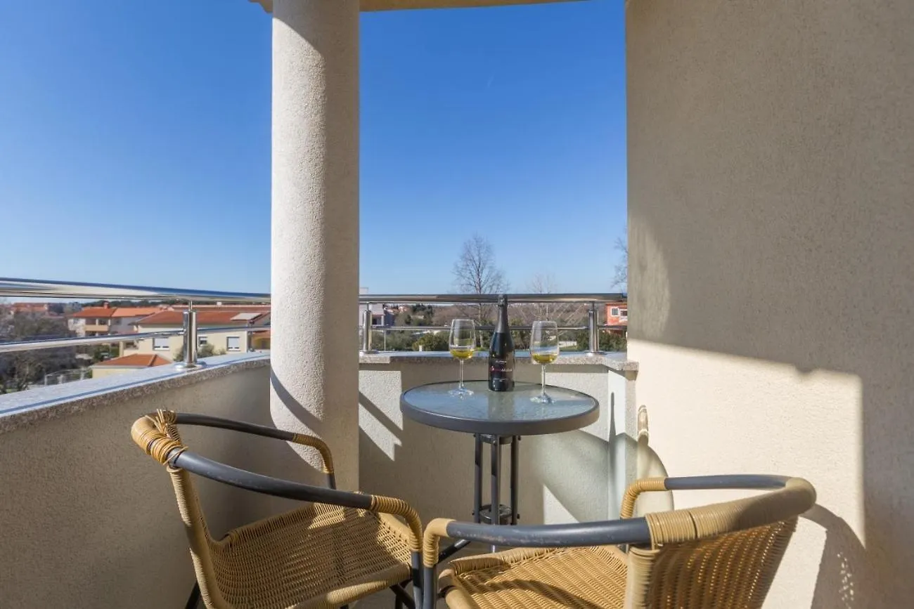Villa Vita Apartments & Studios With Common Pool Valbandon