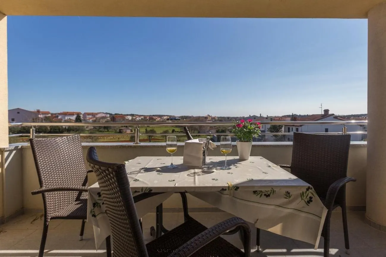 Villa Vita Apartments & Studios With Common Pool Valbandon Croatia