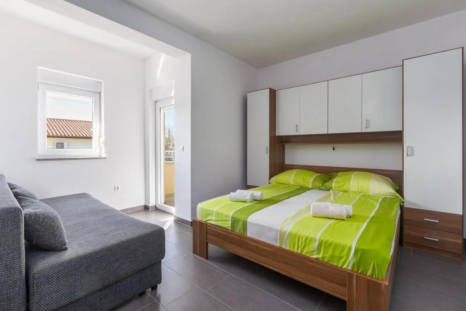 Villa Vita Apartments & Studios With Common Pool Valbandon Guest house