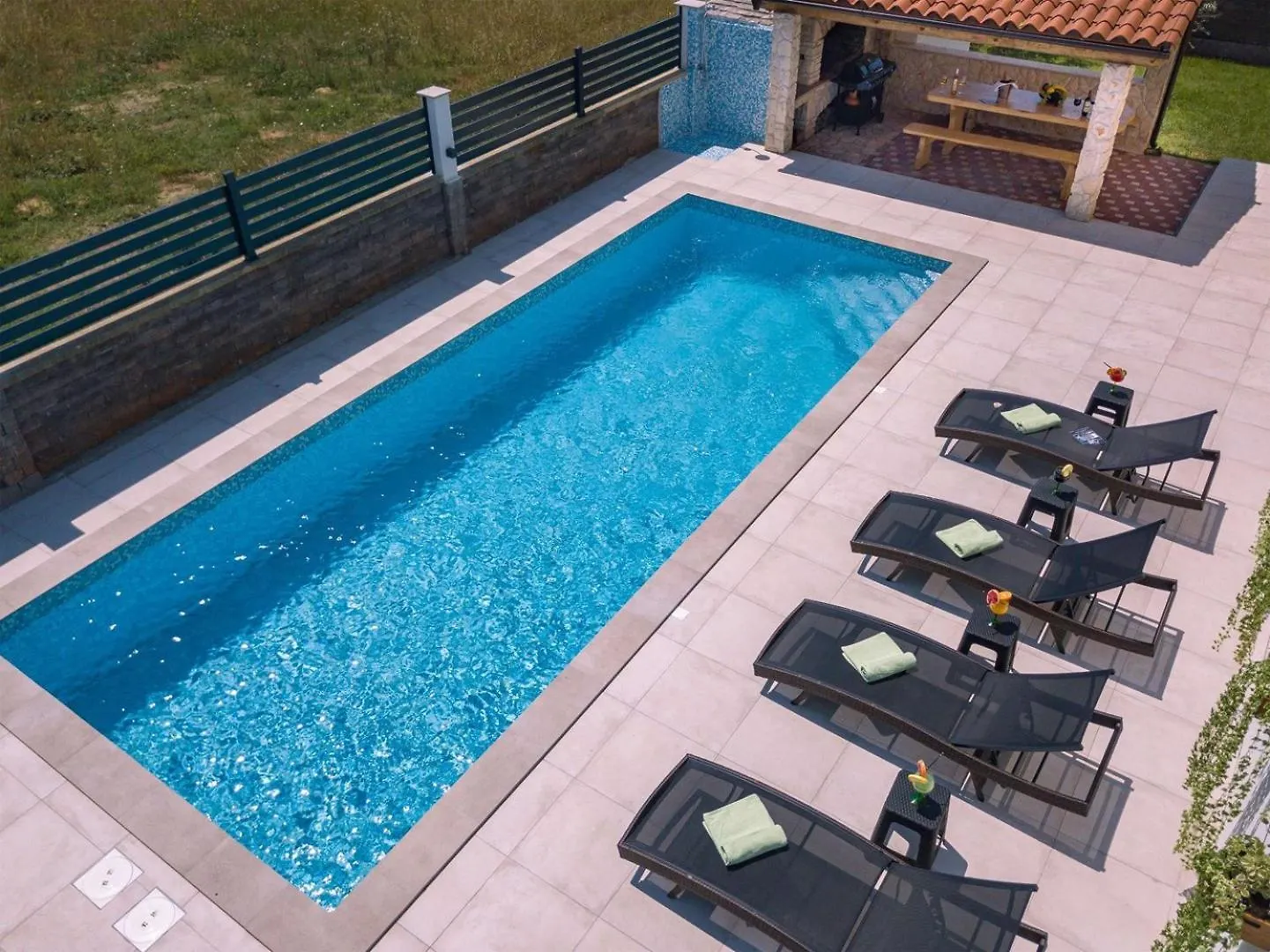 Villa Vita Apartments & Studios With Common Pool Valbandon 0*,