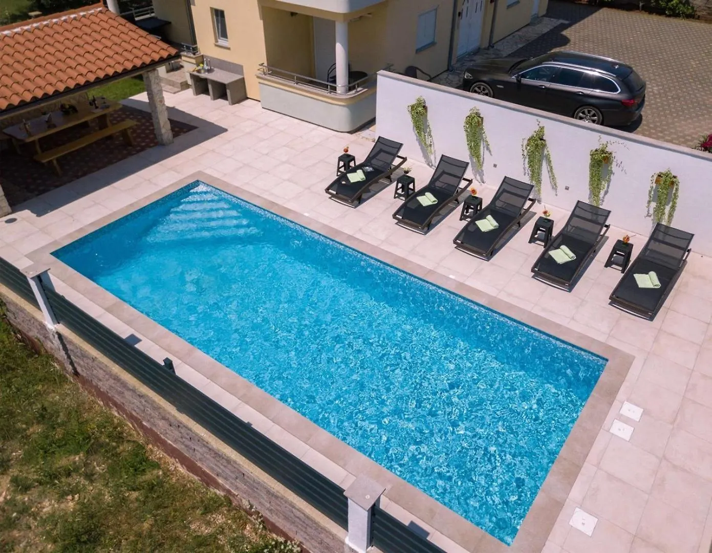 Villa Vita Apartments & Studios With Common Pool Valbandon Guest house