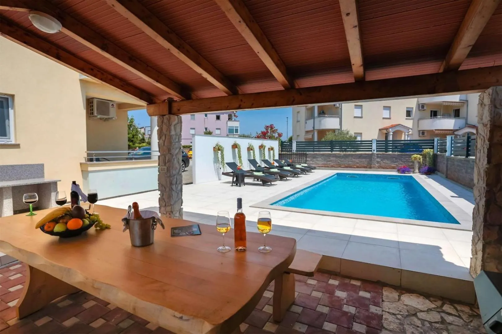 Villa Vita Apartments & Studios With Common Pool Valbandon