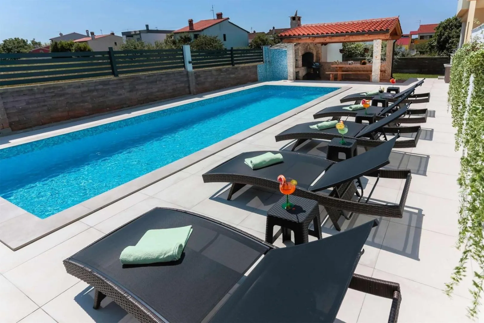 Villa Vita Apartments & Studios With Common Pool Valbandon 0*,