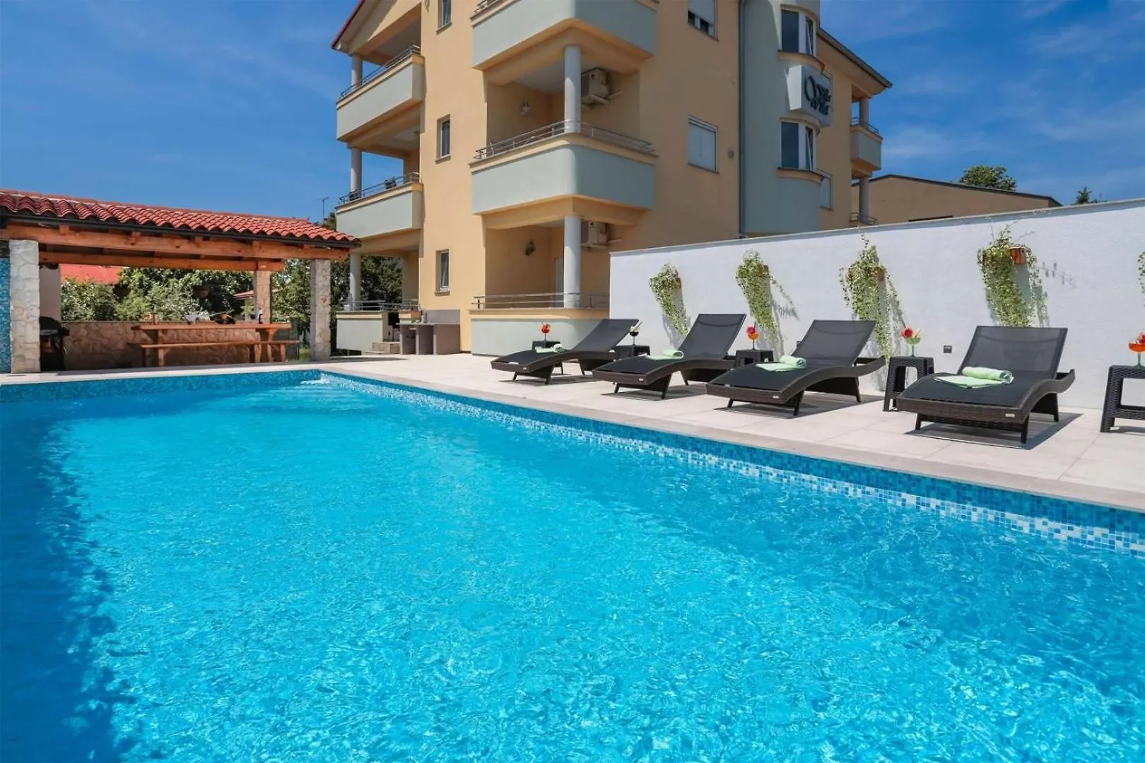 Villa Vita Apartments & Studios With Common Pool Valbandon