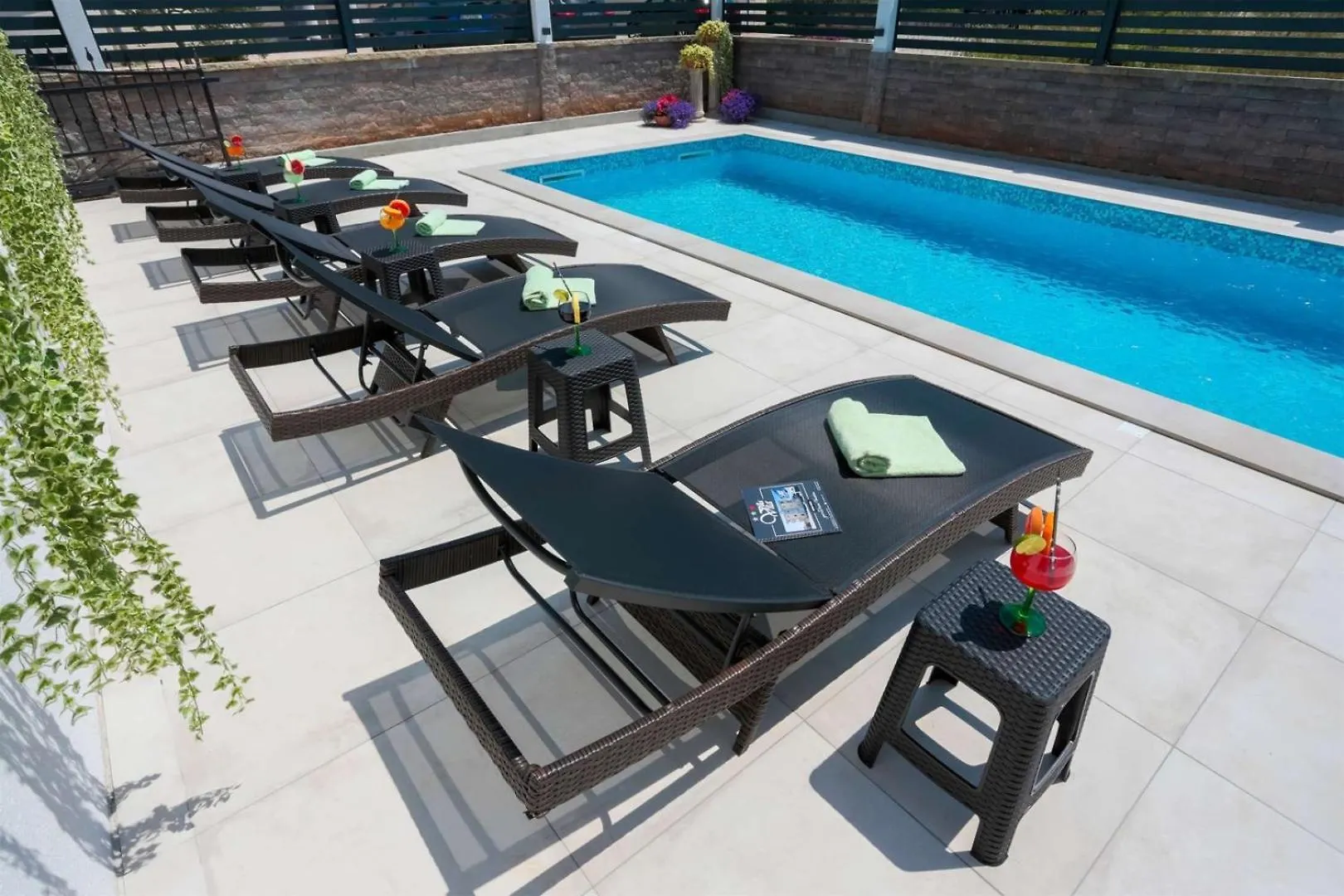 Πανσιόν Villa Vita Apartments & Studios With Common Pool Valbandon