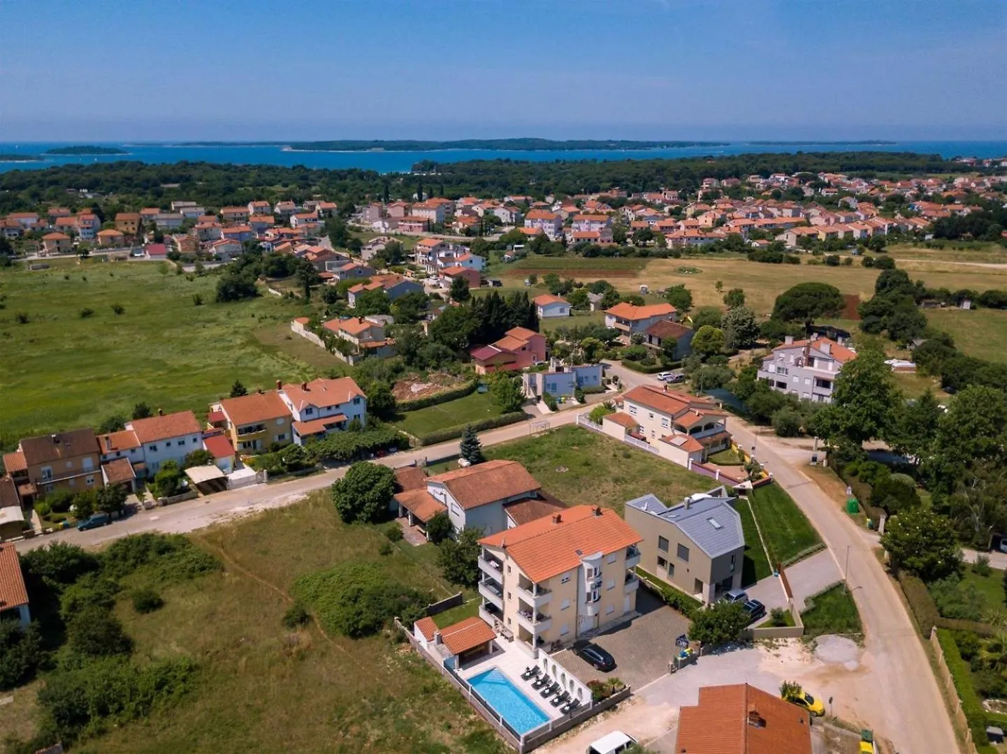 Villa Vita Apartments & Studios With Common Pool Valbandon