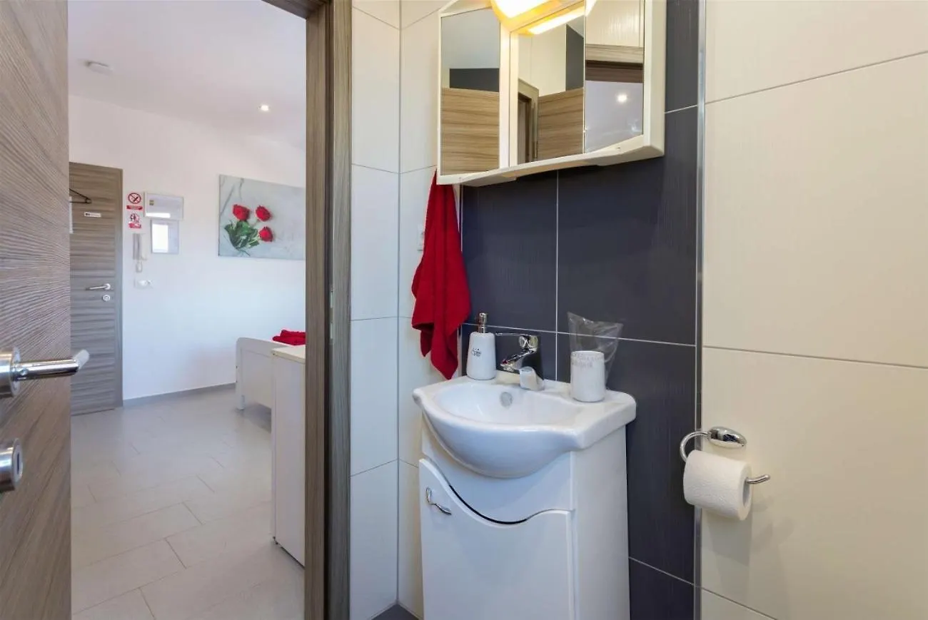 Villa Vita Apartments & Studios With Common Pool Valbandon Pensionat