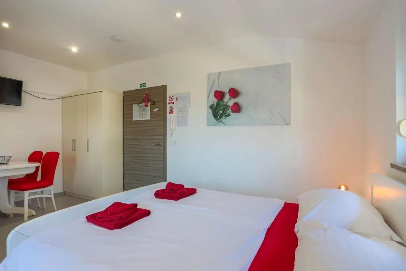 Pensionat Villa Vita Apartments & Studios With Common Pool Valbandon Kroatien