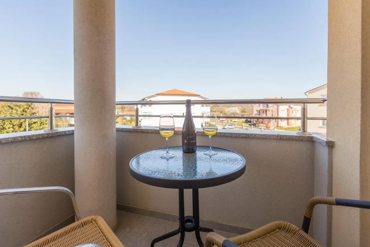 Villa Vita Apartments & Studios With Common Pool Valbandon