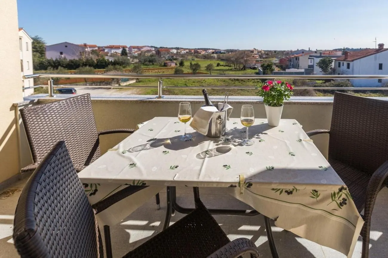 Villa Vita Apartments & Studios With Common Pool Valbandon Pensionat