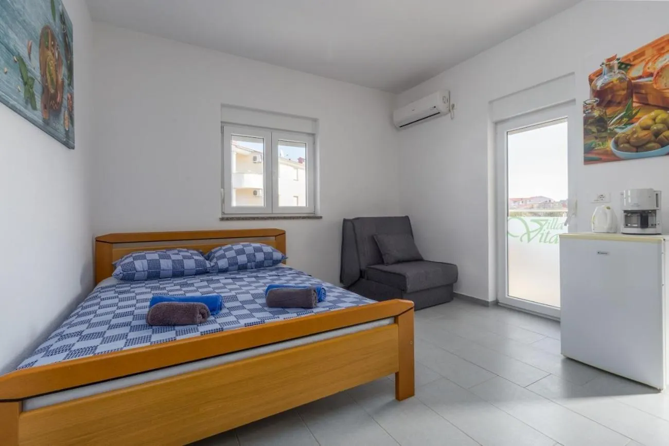 Pensionat Villa Vita Apartments & Studios With Common Pool Valbandon