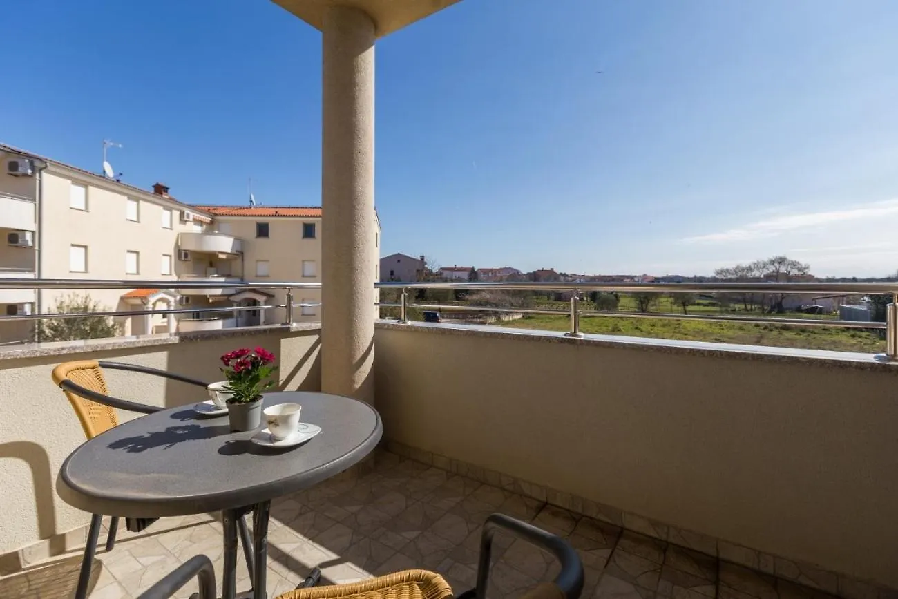 Villa Vita Apartments & Studios With Common Pool Valbandon Kroatien