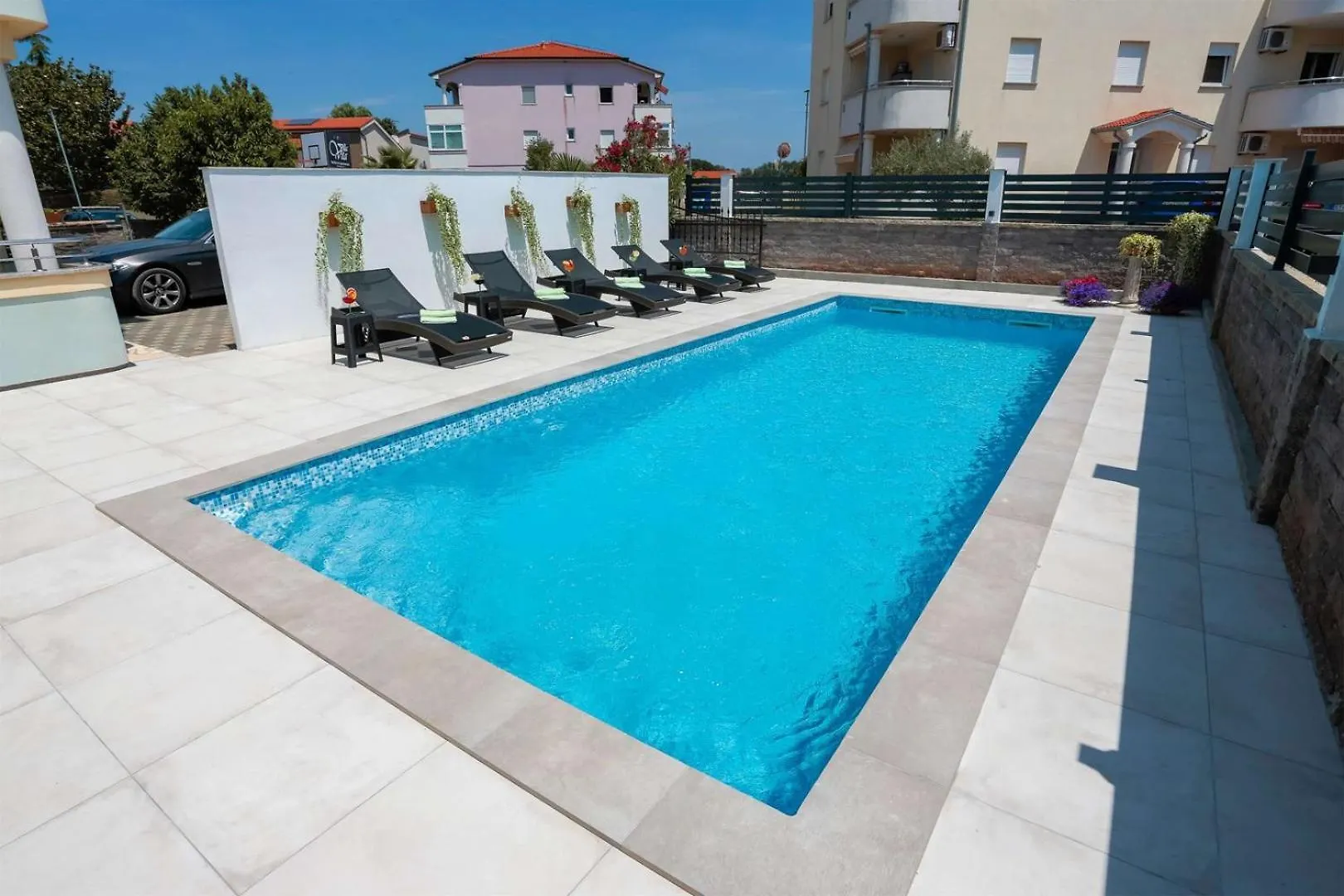 Pensionat Villa Vita Apartments & Studios With Common Pool Valbandon Kroatien
